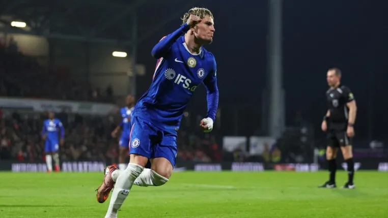 Alejandro Garnacho, do Chelsea, comemora o primeiro gol da equipe, um gol contra marcado por Arthur Okonkwo, do Wrexham. (Foto: Foto: Ed Sykes/Action Images via Reuters)