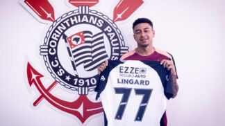 Lingard posa para foto segurando camisa do Corinthians diante do escudo pintado na parede