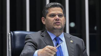 Plenário do Senado Federal durante sessão deliberativa ordinária. Ordem do dia. Na pauta, PL 3.780/2023 que "altera o Decreto-Lei nº 2.848, de 7 de dezembro de 1940 (Código Penal), a fim de majorar as penas previstas para os crimes de furto, roubo, receptação, receptação de animal e interrupção ou perturbação de serviço telegráfico, telefônico, informático, telemático ou de informação de utilidade pública, bem como para tipificar os crimes de recepção de animal doméstico e de fraude bancária". Mesa: presidente do Senado Federal, senador Davi Alcolumbre (União-AP). Foto: Carlos Moura/Agência Senado