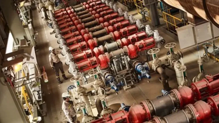 Ataque iraniano atinge maior produtora de alumínio do Oriente Médio em Abu Dhabi