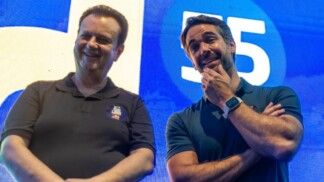 O presidente nacional do PSD, Gilberto Kassab, participa do evento de filiações na Capital Gaúcha, acompanhado do presidente estadual da sigla e governador do Rio Grande do Sul, Eduardo Leite, e do deputado federal Antonio Brito, na sede da Federação do Comércio de Bens e Serviços e Turismo (FECOMERCIO), na Zona Norte de Porto Alegre (RS)