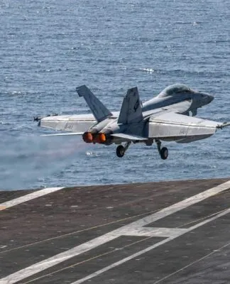 Avião decola de porta-aviões dos EUA no Oriente Médio