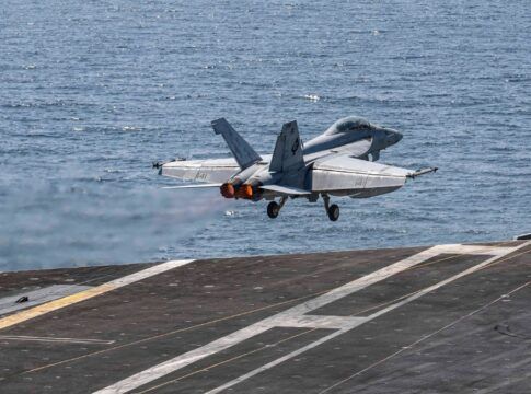 Avião decola de porta-aviões dos EUA no Oriente Médio