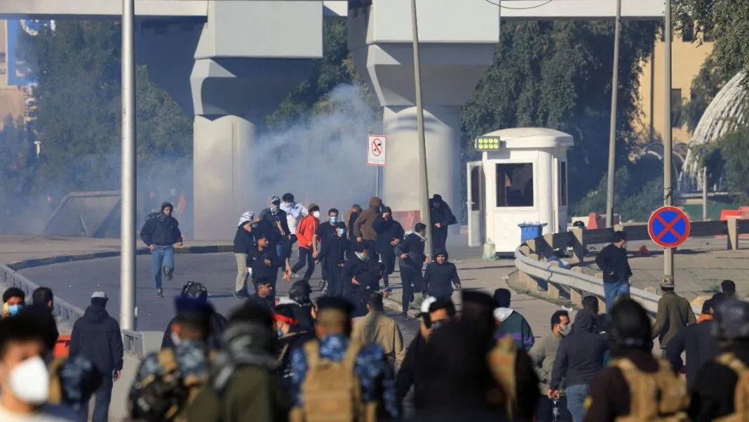 Protestos na embaixada dos Estados Unidos no Iraque após a morte de Ali Khamenei, líder supremo do Irã