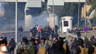 Protestos na embaixada dos Estados Unidos no Iraque após a morte de Ali Khamenei, líder supremo do Irã