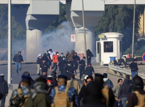 Protestos na embaixada dos Estados Unidos no Iraque após a morte de Ali Khamenei, líder supremo do Irã