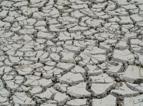 Solo rachado após forte seca