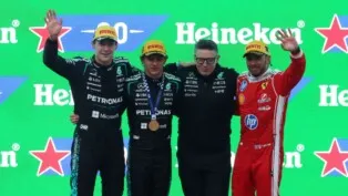 Pilotos comemoram o resultado da corrida no pódio