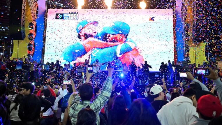 Povo venezuelano comemora a vitória de seu país sobre os EUA na final da Copa do Mundo de Beisebol em Caracas. (Foto: Maxwell Briceno/Reuters)