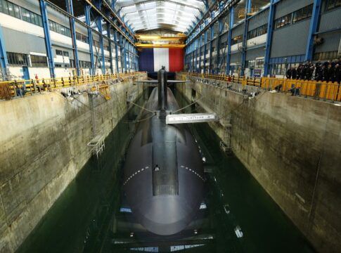 França vai aumentar número de armas nucleares e bases militares na Europa