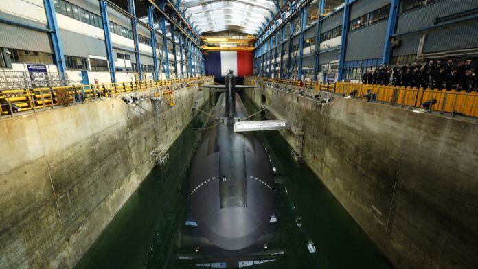 França vai aumentar número de armas nucleares e bases militares na Europa