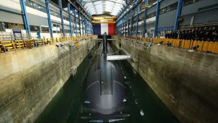 França vai aumentar número de armas nucleares e bases militares na Europa