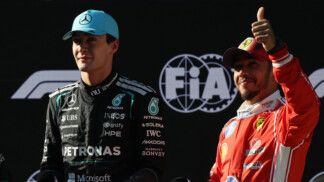 George Russell, da Mercedes, após se classificar em segundo lugar, com Lewis Hamilton, da Ferrari, em terceiro. REUTERS/Maxim Shemetov