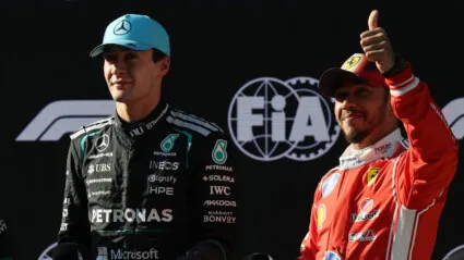 George Russell, da Mercedes, após se classificar em segundo lugar, com Lewis Hamilton, da Ferrari, em terceiro. REUTERS/Maxim Shemetov