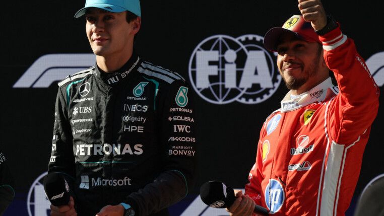 George Russell, da Mercedes, após se classificar em segundo lugar, com Lewis Hamilton, da Ferrari, em terceiro. REUTERS/Maxim Shemetov