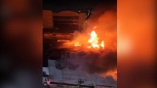 Incêndio com labaredas altas em fábrica