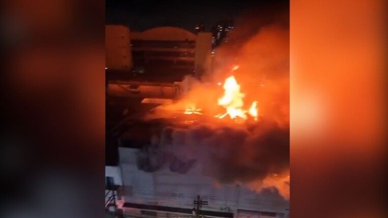 Incêndio com labaredas altas em fábrica