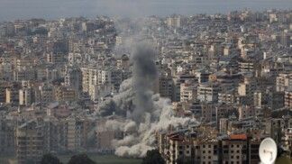 Fumaça encobre parte de casas e prédios na capital do Líbano