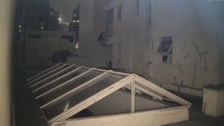 Ladrão tenta subir na sacada de um apartamento