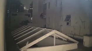 Ladrão tenta subir na sacada de um apartamento