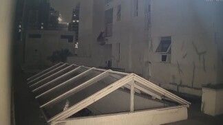 Ladrão tenta subir na sacada de um apartamento