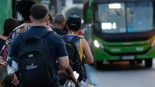 Estudantes fazem fila para pegar o ônibus