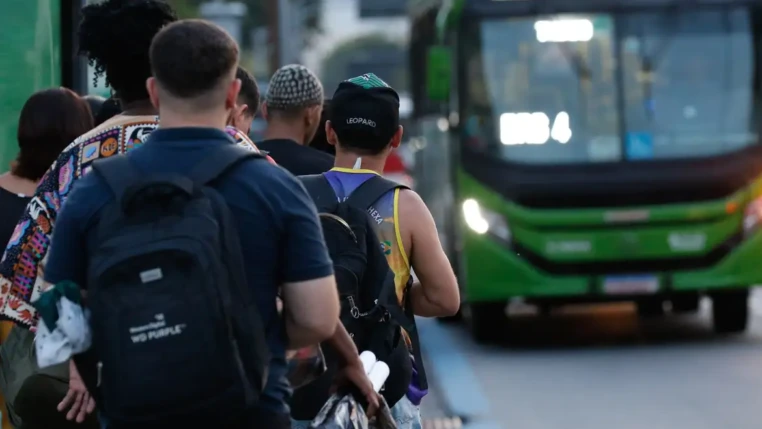 Estudantes fazem fila para pegar o ônibus