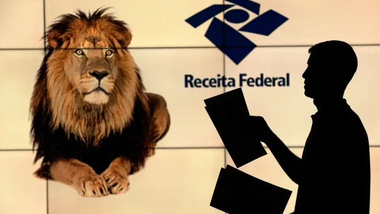 Figura de um leão num telão com o logo da Receita Federal, à frente um homem com papéis