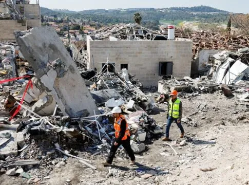 Detritos após um ataque com míssil iraniano, em meio ao conflito entre os EUA e Israel com o Irã, em Beit Shemesh, Israel. (Foto: Amir Cohen/Reuters)