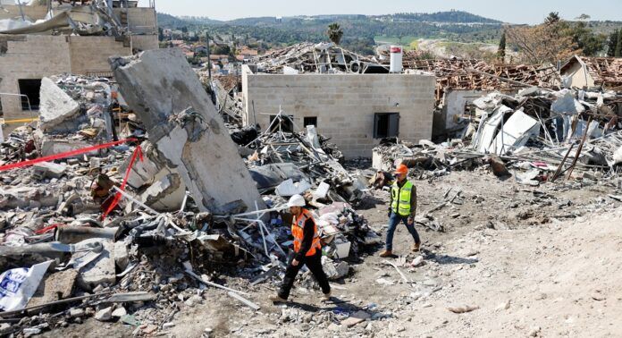 Detritos após um ataque com míssil iraniano, em meio ao conflito entre os EUA e Israel com o Irã, em Beit Shemesh, Israel. (Foto: Amir Cohen/Reuters)