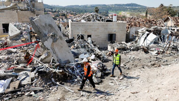 Detritos após um ataque com míssil iraniano, em meio ao conflito entre os EUA e Israel com o Irã, em Beit Shemesh, Israel. (Foto: Amir Cohen/Reuters)