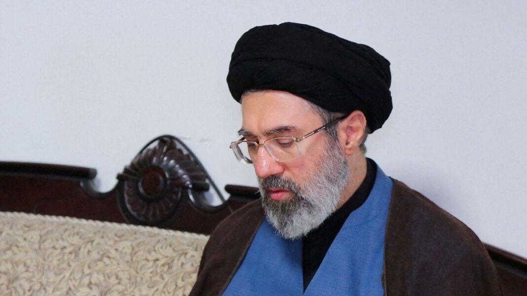 Mojtaba Khamenei, filho do aiatolá, lê um livro