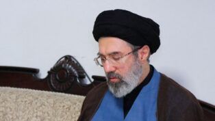 Mojtaba Khamenei, filho do aiatolá, lê um livro