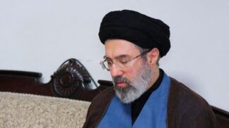 Mojtaba Khamenei, filho do aiatolá, lê um livro