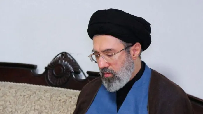 Mojtaba Khamenei, filho do aiatolá, lê um livro