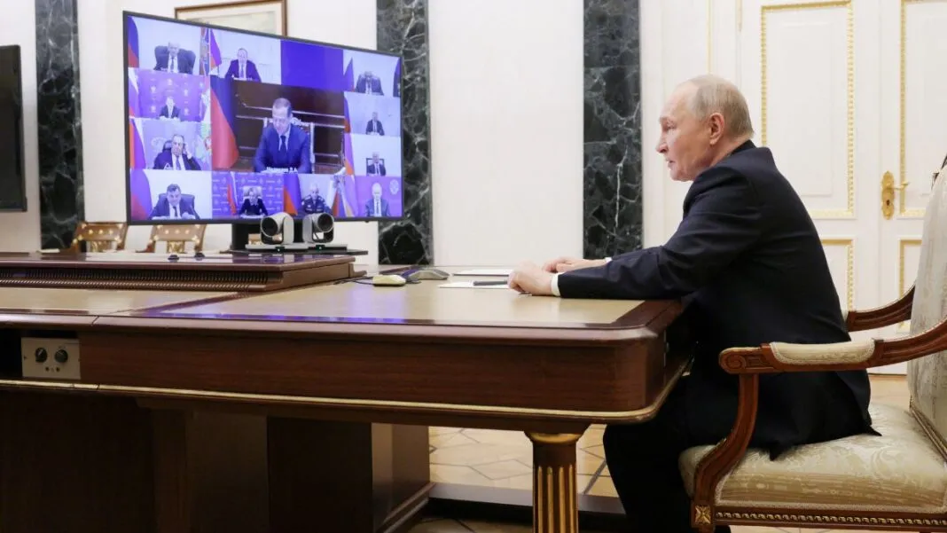 Vladimir Putin conversa com assessores