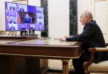 Vladimir Putin conversa com assessores