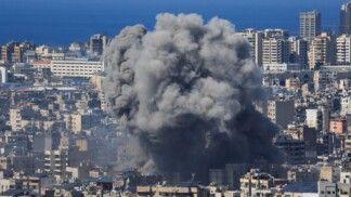 Fumaça entre prédios e casa em Beirute