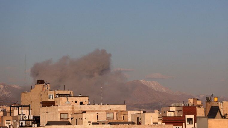 Ataques aéreos na cidade de Teerã.