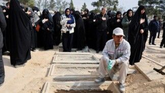 Iranianos participam de funeral