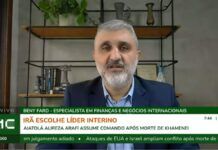 Especialista fala ao microfone durante entrevista