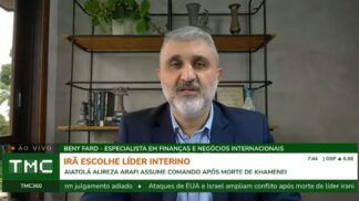 Especialista fala ao microfone durante entrevista