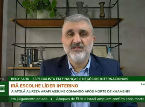 Especialista fala ao microfone durante entrevista