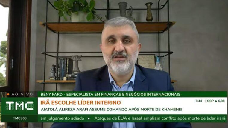 Especialista fala ao microfone durante entrevista