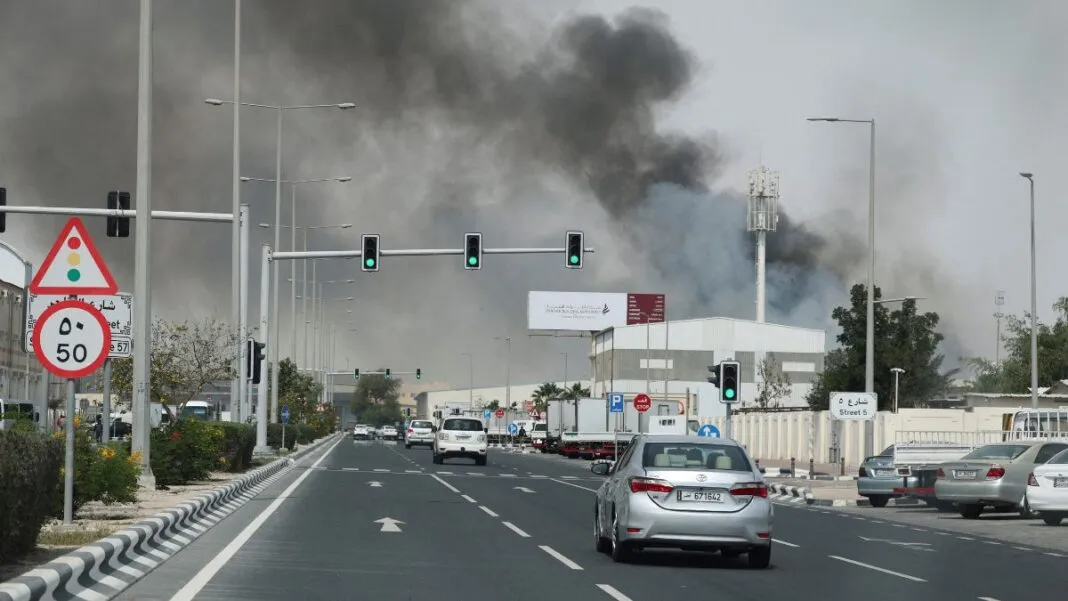 Fumaça sobre a cidade de Doha no início da semana