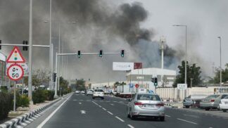 Fumaça sobre a cidade de Doha no início da semana