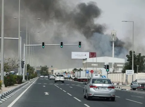 Fumaça sobre a cidade de Doha no início da semana