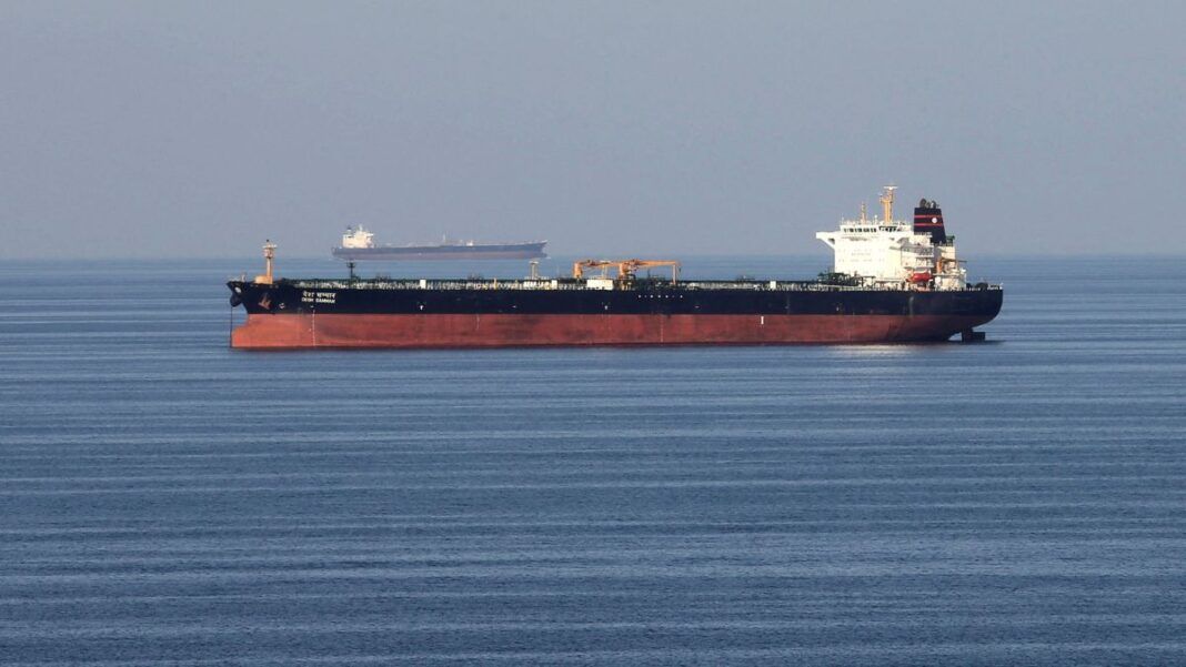 Petroleiro atravessa o Estreito de Ormuz