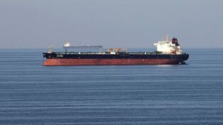 Petroleiro atravessa o Estreito de Ormuz