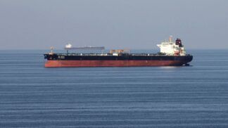 Petroleiro atravessa o Estreito de Ormuz